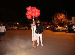 Çeşme’de Butik Otelde Evlilik Yıldönümü Organizasyonu cesmede butik otelde evlilik yildonumu organizasyonu 8 İzmir Organizasyon Çeşme’de restoranda evlilik yıl dönümü organizasyonu, Çeşme’de kumsalda evlilik yıl dönümü organizasyonu, Çeşme’de teknede evlilik yıl dönümü organizasyonu, Çeşme’de butik otelde evlilik yıl dönümü organizasyonu. Cenap bey önce izlediği video kliplerde kumsalda evlilik yıl dönümü organizasyonunu beğendiğini dile getirdi ancak sonrasında kum ve rüzgarın olumsuz etkini göz önünde bulundurarak Çeşme’de butik otelde evlilik yıl dönümü organizasyonu ile ilgili karar kıldı. Cenap bey ile tüm detayları konuşup planlamamızı yaptık ve artık ertesi gün yapılacak olan Çeşme’de butik otelde evlilik yıl dönümü organizasyonu ile ilgili çalışmalarımıza başladık. Çeşme’de Butik Otelde Evlilik Yıl dönümü Organizasyonu
