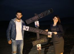 Yönlendirme Tabelaları Plaj Dekoru ve Çeşmede Evlilik Teklifi Organizasyonu
