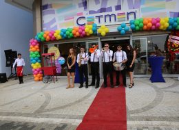 Cetmen Karşıyaka Açılış Organizasyonu cetmen karsiyaka acilis organizasyonu İzmir Organizasyon İzmir merkezli olan ve Türkiye’nin çeşitli şehirlerinde mağazaları bulunan Çetmen mobilya mağazalarının İzmir Karşıyaka’da bir mağaza daha açtı. Çetmen Karşıyaka açılış organizasyonu ve etkinliklerini, İzmir Organizasyon ekibi olarak bizler planladık ve başarılı bir organizasyon gerçekleştirdik. Reklam ve tanıtım etkinliklerine ağırlık verdiğimiz açılış organizasyonunu, animasyonlu ve kokteylli bir açılış organizasyonu olarak planladık. Bölge halkı tarafından çok sayıda kişinin katıldığı organizasyona, değerli protokol üyeleri de katıldı. Bando ekibi ve animasyon gösterilerimizle, İzmir Karşıyaka’da renkli bir açılış organizasyonu düzenledik. Karşılama Hostesi Kiralama İstanbul