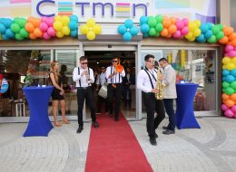 Cetmen Karşıyaka Açılış Organizasyonu cetmen karsiyaka acilis organizasyonu 4 İzmir Organizasyon İzmir merkezli olan ve Türkiye’nin çeşitli şehirlerinde mağazaları bulunan Çetmen mobilya mağazalarının İzmir Karşıyaka’da bir mağaza daha açtı. Çetmen Karşıyaka açılış organizasyonu ve etkinliklerini, İzmir Organizasyon ekibi olarak bizler planladık ve başarılı bir organizasyon gerçekleştirdik. Reklam ve tanıtım etkinliklerine ağırlık verdiğimiz açılış organizasyonunu, animasyonlu ve kokteylli bir açılış organizasyonu olarak planladık. Bölge halkı tarafından çok sayıda kişinin katıldığı organizasyona, değerli protokol üyeleri de katıldı. Bando ekibi ve animasyon gösterilerimizle, İzmir Karşıyaka’da renkli bir açılış organizasyonu düzenledik. Bando Ekibi Kiralama İstanbul