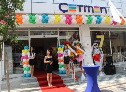 Çetmen Mobilya Açılış Organizasyonu Kocaeli Darıca cetmen mobilya acilis organizasyonu kocaeli darica 10 İzmir Organizasyon Çetmen Mobilya açılış organizasyonu Kocaeli Darıca, İzmir Organizasyon firmamız tarafından gösterişli ve unutulmayacak bir şekilde gerçekleştirildi. Açılış organizasyonu ve organizasyon alanında 15 yılı aşkın süredir profesyonel hizmet veren İzmir Organizasyon, uzun süredir çalışmaya devam ettiği Çetmen Mobilya firmasının açılış organizasyonu için bu kezde Kocaeli'de idi. Kısa bir süre önce Afyonkarahisar'da açılış organizasyonunu gerçekleştirdiğimiz ve yine unutulmayacak anların yaşandığı Çetmen Mobilya açılış organizasyonunda İzmir Organizasyon hizmet verdi. Organizasyon sorumlumuza ulaşan firma yetkilisi ile tüm detayları ve neler yapılacağını ayrıntılı olarak görüştük. Çadır ve gölgelik kiralama, bistro masa kiralama, balon süsleme, bayrak süsleme, içecek barı kurulumu gibi birçok detaydan bahsettik kendisine. Çetmen Mobilya açılış organizasyonu Kocaeli Darıca, kokteylli açılış organizasyonu olması planlanmıştı ve bizlerde bu doğrultuda tüm planlamalarımızı yapmaya başladık. Organizasyon tarihi ve saat dilimleri önceden belirli olduğu için bu tarihe kadar hazırlıklarımıza devam ettik. Profesyonel Sunucu Temini ve Kırmızı Halı Kiralama Açılış Organizasyonu Kocaeli