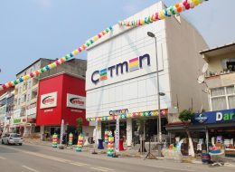 Çetmen Mobilya Açılış Organizasyonu Kocaeli Darıca cetmen mobilya acilis organizasyonu kocaeli darica 12 İzmir Organizasyon Çetmen Mobilya açılış organizasyonu Kocaeli Darıca, İzmir Organizasyon firmamız tarafından gösterişli ve unutulmayacak bir şekilde gerçekleştirildi. Açılış organizasyonu ve organizasyon alanında 15 yılı aşkın süredir profesyonel hizmet veren İzmir Organizasyon, uzun süredir çalışmaya devam ettiği Çetmen Mobilya firmasının açılış organizasyonu için bu kezde Kocaeli'de idi. Kısa bir süre önce Afyonkarahisar'da açılış organizasyonunu gerçekleştirdiğimiz ve yine unutulmayacak anların yaşandığı Çetmen Mobilya açılış organizasyonunda İzmir Organizasyon hizmet verdi. Organizasyon sorumlumuza ulaşan firma yetkilisi ile tüm detayları ve neler yapılacağını ayrıntılı olarak görüştük. Çadır ve gölgelik kiralama, bistro masa kiralama, balon süsleme, bayrak süsleme, içecek barı kurulumu gibi birçok detaydan bahsettik kendisine. Çetmen Mobilya açılış organizasyonu Kocaeli Darıca, kokteylli açılış organizasyonu olması planlanmıştı ve bizlerde bu doğrultuda tüm planlamalarımızı yapmaya başladık. Organizasyon tarihi ve saat dilimleri önceden belirli olduğu için bu tarihe kadar hazırlıklarımıza devam ettik. Açılış Organizasyonu Balon Süsleme ve Ekipman Kiralama Kocaeli