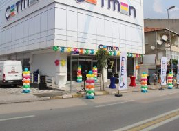 Çetmen Mobilya Açılış Organizasyonu Kocaeli Darıca cetmen mobilya acilis organizasyonu kocaeli darica 2 İzmir Organizasyon Çetmen Mobilya açılış organizasyonu Kocaeli Darıca, İzmir Organizasyon firmamız tarafından gösterişli ve unutulmayacak bir şekilde gerçekleştirildi. Açılış organizasyonu ve organizasyon alanında 15 yılı aşkın süredir profesyonel hizmet veren İzmir Organizasyon, uzun süredir çalışmaya devam ettiği Çetmen Mobilya firmasının açılış organizasyonu için bu kezde Kocaeli'de idi. Kısa bir süre önce Afyonkarahisar'da açılış organizasyonunu gerçekleştirdiğimiz ve yine unutulmayacak anların yaşandığı Çetmen Mobilya açılış organizasyonunda İzmir Organizasyon hizmet verdi. Organizasyon sorumlumuza ulaşan firma yetkilisi ile tüm detayları ve neler yapılacağını ayrıntılı olarak görüştük. Çadır ve gölgelik kiralama, bistro masa kiralama, balon süsleme, bayrak süsleme, içecek barı kurulumu gibi birçok detaydan bahsettik kendisine. Çetmen Mobilya açılış organizasyonu Kocaeli Darıca, kokteylli açılış organizasyonu olması planlanmıştı ve bizlerde bu doğrultuda tüm planlamalarımızı yapmaya başladık. Organizasyon tarihi ve saat dilimleri önceden belirli olduğu için bu tarihe kadar hazırlıklarımıza devam ettik. Dikme Balon Süsleme Kocaeli