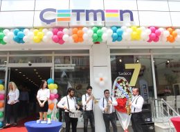 Çetmen Mobilya Açılış Organizasyonu Kocaeli Darıca cetmen mobilya acilis organizasyonu kocaeli darica 3 İzmir Organizasyon Çetmen Mobilya açılış organizasyonu Kocaeli Darıca, İzmir Organizasyon firmamız tarafından gösterişli ve unutulmayacak bir şekilde gerçekleştirildi. Açılış organizasyonu ve organizasyon alanında 15 yılı aşkın süredir profesyonel hizmet veren İzmir Organizasyon, uzun süredir çalışmaya devam ettiği Çetmen Mobilya firmasının açılış organizasyonu için bu kezde Kocaeli'de idi. Kısa bir süre önce Afyonkarahisar'da açılış organizasyonunu gerçekleştirdiğimiz ve yine unutulmayacak anların yaşandığı Çetmen Mobilya açılış organizasyonunda İzmir Organizasyon hizmet verdi. Organizasyon sorumlumuza ulaşan firma yetkilisi ile tüm detayları ve neler yapılacağını ayrıntılı olarak görüştük. Çadır ve gölgelik kiralama, bistro masa kiralama, balon süsleme, bayrak süsleme, içecek barı kurulumu gibi birçok detaydan bahsettik kendisine. Çetmen Mobilya açılış organizasyonu Kocaeli Darıca, kokteylli açılış organizasyonu olması planlanmıştı ve bizlerde bu doğrultuda tüm planlamalarımızı yapmaya başladık. Organizasyon tarihi ve saat dilimleri önceden belirli olduğu için bu tarihe kadar hazırlıklarımıza devam ettik. Bando Ekibi Kiralama ve Zincir Balon Süsleme Kocaeli