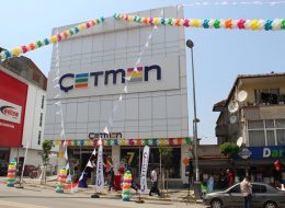Çetmen Mobilya Açılış Organizasyonu Kocaeli Darıca cetmen mobilya acilis organizasyonu kocaeli darica 9 İzmir Organizasyon Çetmen Mobilya açılış organizasyonu Kocaeli Darıca, İzmir Organizasyon firmamız tarafından gösterişli ve unutulmayacak bir şekilde gerçekleştirildi. Açılış organizasyonu ve organizasyon alanında 15 yılı aşkın süredir profesyonel hizmet veren İzmir Organizasyon, uzun süredir çalışmaya devam ettiği Çetmen Mobilya firmasının açılış organizasyonu için bu kezde Kocaeli'de idi. Kısa bir süre önce Afyonkarahisar'da açılış organizasyonunu gerçekleştirdiğimiz ve yine unutulmayacak anların yaşandığı Çetmen Mobilya açılış organizasyonunda İzmir Organizasyon hizmet verdi. Organizasyon sorumlumuza ulaşan firma yetkilisi ile tüm detayları ve neler yapılacağını ayrıntılı olarak görüştük. Çadır ve gölgelik kiralama, bistro masa kiralama, balon süsleme, bayrak süsleme, içecek barı kurulumu gibi birçok detaydan bahsettik kendisine. Çetmen Mobilya açılış organizasyonu Kocaeli Darıca, kokteylli açılış organizasyonu olması planlanmıştı ve bizlerde bu doğrultuda tüm planlamalarımızı yapmaya başladık. Organizasyon tarihi ve saat dilimleri önceden belirli olduğu için bu tarihe kadar hazırlıklarımıza devam ettik. Ses Sistemi Kiralama ve Balon Süsleme Kocaeli
