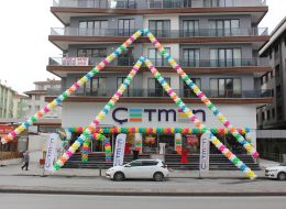 Çetmen Mobilya Maltepe Açılış Organizasyonu cetmen mobilya maltepe acilis organizasyonu 1 İzmir Organizasyon Çetmen Mobilya Maltepe açılış organizasyonu ile İzmir Organizasyon firmamız yolları aşarak İstanbul Maltepe'de unutulmayacak bir güne imza attı. Açılış organizasyonu ve organizasyon alanında yıllardır hizmet veren İzmir Organizasyon firmamız İzmir, yakın çevresi ve Türkiye'nin dört bir noktasında profesyonel ekip ve kaliteli ekipmanlarıyla bugüne kadar birçok organizasyona ev sahipliği yapmıştır. Çetmen Mobilya ile devam eden çalışmalarımızın da yeni adresi olan İstanbul Maltepe için görüşmelerimiz uzun süre devam etti. Daha önceki çalışmalarımızdan da yola çıkarak bu defa yer vereceğimiz hizmetleri kararlaştırdık. Mağazanın dış mekanında yer vereceğimiz zincir balon süslemeleri, iç mekanda papatya balon süslemeleri, içecek barı, ses sistemi, sunucu ve karşılama hostesi gibi pek çok hizmet için İzmir Organizasyon ekibi olarak çalışmalarımıza başladık. Çetmen Mobilya Maltepe açılış organizasyonu için organizasyon tarihi ve saati kararlaştırılmıştı. Organizasyon gününden önce yer vereceğimiz tüm ekipmanları son model araçlarımıza yükledik ve organizasyonda görevli ekibimizi belirledik. İstanbul Balon Süsleme