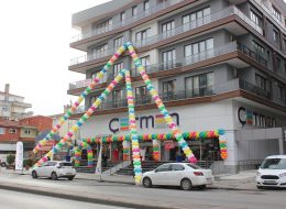 Çetmen Mobilya Maltepe Açılış Organizasyonu cetmen mobilya maltepe acilis organizasyonu 2 İzmir Organizasyon Çetmen Mobilya Maltepe açılış organizasyonu ile İzmir Organizasyon firmamız yolları aşarak İstanbul Maltepe'de unutulmayacak bir güne imza attı. Açılış organizasyonu ve organizasyon alanında yıllardır hizmet veren İzmir Organizasyon firmamız İzmir, yakın çevresi ve Türkiye'nin dört bir noktasında profesyonel ekip ve kaliteli ekipmanlarıyla bugüne kadar birçok organizasyona ev sahipliği yapmıştır. Çetmen Mobilya ile devam eden çalışmalarımızın da yeni adresi olan İstanbul Maltepe için görüşmelerimiz uzun süre devam etti. Daha önceki çalışmalarımızdan da yola çıkarak bu defa yer vereceğimiz hizmetleri kararlaştırdık. Mağazanın dış mekanında yer vereceğimiz zincir balon süslemeleri, iç mekanda papatya balon süslemeleri, içecek barı, ses sistemi, sunucu ve karşılama hostesi gibi pek çok hizmet için İzmir Organizasyon ekibi olarak çalışmalarımıza başladık. Çetmen Mobilya Maltepe açılış organizasyonu için organizasyon tarihi ve saati kararlaştırılmıştı. Organizasyon gününden önce yer vereceğimiz tüm ekipmanları son model araçlarımıza yükledik ve organizasyonda görevli ekibimizi belirledik. Zincir Balon Süsleme İstanbul