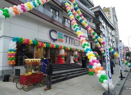 Çetmen Mobilya Maltepe Açılış Organizasyonu cetmen mobilya maltepe acilis organizasyonu İzmir Organizasyon Çetmen Mobilya Maltepe açılış organizasyonu ile İzmir Organizasyon firmamız yolları aşarak İstanbul Maltepe'de unutulmayacak bir güne imza attı. Açılış organizasyonu ve organizasyon alanında yıllardır hizmet veren İzmir Organizasyon firmamız İzmir, yakın çevresi ve Türkiye'nin dört bir noktasında profesyonel ekip ve kaliteli ekipmanlarıyla bugüne kadar birçok organizasyona ev sahipliği yapmıştır. Çetmen Mobilya ile devam eden çalışmalarımızın da yeni adresi olan İstanbul Maltepe için görüşmelerimiz uzun süre devam etti. Daha önceki çalışmalarımızdan da yola çıkarak bu defa yer vereceğimiz hizmetleri kararlaştırdık. Mağazanın dış mekanında yer vereceğimiz zincir balon süslemeleri, iç mekanda papatya balon süslemeleri, içecek barı, ses sistemi, sunucu ve karşılama hostesi gibi pek çok hizmet için İzmir Organizasyon ekibi olarak çalışmalarımıza başladık. Çetmen Mobilya Maltepe açılış organizasyonu için organizasyon tarihi ve saati kararlaştırılmıştı. Organizasyon gününden önce yer vereceğimiz tüm ekipmanları son model araçlarımıza yükledik ve organizasyonda görevli ekibimizi belirledik. Açılış Organizasyonu İstanbul