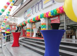 Çetmen Mobilya Maltepe Açılış Organizasyonu cetmen mobilya maltepe acilis organizasyonu 3 İzmir Organizasyon Çetmen Mobilya Maltepe açılış organizasyonu ile İzmir Organizasyon firmamız yolları aşarak İstanbul Maltepe'de unutulmayacak bir güne imza attı. Açılış organizasyonu ve organizasyon alanında yıllardır hizmet veren İzmir Organizasyon firmamız İzmir, yakın çevresi ve Türkiye'nin dört bir noktasında profesyonel ekip ve kaliteli ekipmanlarıyla bugüne kadar birçok organizasyona ev sahipliği yapmıştır. Çetmen Mobilya ile devam eden çalışmalarımızın da yeni adresi olan İstanbul Maltepe için görüşmelerimiz uzun süre devam etti. Daha önceki çalışmalarımızdan da yola çıkarak bu defa yer vereceğimiz hizmetleri kararlaştırdık. Mağazanın dış mekanında yer vereceğimiz zincir balon süslemeleri, iç mekanda papatya balon süslemeleri, içecek barı, ses sistemi, sunucu ve karşılama hostesi gibi pek çok hizmet için İzmir Organizasyon ekibi olarak çalışmalarımıza başladık. Çetmen Mobilya Maltepe açılış organizasyonu için organizasyon tarihi ve saati kararlaştırılmıştı. Organizasyon gününden önce yer vereceğimiz tüm ekipmanları son model araçlarımıza yükledik ve organizasyonda görevli ekibimizi belirledik. İstanbul Açılış Organizasyonu