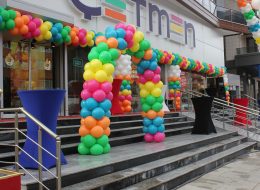 Çetmen Mobilya Maltepe Açılış Organizasyonu cetmen mobilya maltepe acilis organizasyonu 4 İzmir Organizasyon Çetmen Mobilya Maltepe açılış organizasyonu ile İzmir Organizasyon firmamız yolları aşarak İstanbul Maltepe'de unutulmayacak bir güne imza attı. Açılış organizasyonu ve organizasyon alanında yıllardır hizmet veren İzmir Organizasyon firmamız İzmir, yakın çevresi ve Türkiye'nin dört bir noktasında profesyonel ekip ve kaliteli ekipmanlarıyla bugüne kadar birçok organizasyona ev sahipliği yapmıştır. Çetmen Mobilya ile devam eden çalışmalarımızın da yeni adresi olan İstanbul Maltepe için görüşmelerimiz uzun süre devam etti. Daha önceki çalışmalarımızdan da yola çıkarak bu defa yer vereceğimiz hizmetleri kararlaştırdık. Mağazanın dış mekanında yer vereceğimiz zincir balon süslemeleri, iç mekanda papatya balon süslemeleri, içecek barı, ses sistemi, sunucu ve karşılama hostesi gibi pek çok hizmet için İzmir Organizasyon ekibi olarak çalışmalarımıza başladık. Çetmen Mobilya Maltepe açılış organizasyonu için organizasyon tarihi ve saati kararlaştırılmıştı. Organizasyon gününden önce yer vereceğimiz tüm ekipmanları son model araçlarımıza yükledik ve organizasyonda görevli ekibimizi belirledik. Ses Sistemi Kiralama İstanbul