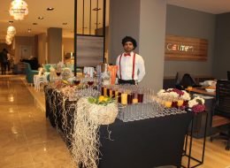 İzmir Catering Event Rehberi cetmen mobilya maltepe acilis organizasyonu 6 İzmir Organizasyon Bir organizasyonu unutulmaz kılan en önemli detay nedir? Işıklar, müzik ya da dekorasyon elbette önemlidir; ancak misafirlerin aklında ve damağında kalan en güçlü hatıra, her zaman sunulan ikramlardır. Ege’nin gurme başkenti İzmir’de, bir davet verirken lezzet standartlarını yüksek tutmak bir tercih değil, neredeyse bir zorunluluktur. İzmir Organizasyon olarak, yılların getirdiği tecrübe ve profesyonel mutfak ekibimizle, hayallerinizdeki sofraları kuruyoruz. Catering Ekipmanları Kiralama İstanbul