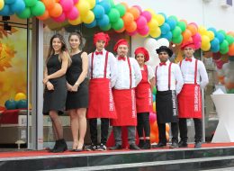 Çetmen Mobilya Maltepe Açılış Organizasyonu cetmen mobilya maltepe acilis organizasyonu 9 İzmir Organizasyon Çetmen Mobilya Maltepe açılış organizasyonu ile İzmir Organizasyon firmamız yolları aşarak İstanbul Maltepe'de unutulmayacak bir güne imza attı. Açılış organizasyonu ve organizasyon alanında yıllardır hizmet veren İzmir Organizasyon firmamız İzmir, yakın çevresi ve Türkiye'nin dört bir noktasında profesyonel ekip ve kaliteli ekipmanlarıyla bugüne kadar birçok organizasyona ev sahipliği yapmıştır. Çetmen Mobilya ile devam eden çalışmalarımızın da yeni adresi olan İstanbul Maltepe için görüşmelerimiz uzun süre devam etti. Daha önceki çalışmalarımızdan da yola çıkarak bu defa yer vereceğimiz hizmetleri kararlaştırdık. Mağazanın dış mekanında yer vereceğimiz zincir balon süslemeleri, iç mekanda papatya balon süslemeleri, içecek barı, ses sistemi, sunucu ve karşılama hostesi gibi pek çok hizmet için İzmir Organizasyon ekibi olarak çalışmalarımıza başladık. Çetmen Mobilya Maltepe açılış organizasyonu için organizasyon tarihi ve saati kararlaştırılmıştı. Organizasyon gününden önce yer vereceğimiz tüm ekipmanları son model araçlarımıza yükledik ve organizasyonda görevli ekibimizi belirledik. Servis Elemanı Kiralama İstanbul