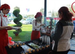 Çikolata Şelalesi Standı cikolata selalesi 18 İzmir Organizasyon Çikolata şelalesi standı kiralama hizmeti ile konuklarınıza unutulmayacak ve lezzetli bir gün yaşatmaya hazır mısınız? Çikolata birçok insan için tutkudur. Çikolatanın görüntüsü bile çoğu zaman bizleri cezp etmeye yeter de artar. Özellikle çikolata şelalesi standı nda gördüğümüz hem lezzeti hem de görüntüsü ile yemeye doyamadığımız çikolata keyfini İzmir Organizasyon ayrıcalığı ile yaşayabilirsiniz. İzmir Organizasyon firmamız yıllardır profesyonel hizmet vermektedir. Çikolata şelalesi standı ve çikolata şelalesi kiralama hizmetimizi doğum günü organizasyonu, açılış organizasyonu, avm etkinlikleri, piknik organizasyonu, düğün organizasyonu gibi birçok organizasyon da tercih edebilirsiniz. Organizasyonlarınızı ayrıcalıklı kılmak ve sizlere unutulmayacak hatıralar yaşatmak için çalışıyoruz. Organizasyona katılım gösterecek davetli sayısına ve sizin isteklerinize göre çikolata şelalesi standı kiralama ve servis elemanları hizmeti sağlıyoruz. İzmir Organizasyon nostaljik satıcılar servisi ile pek çok alternatif sunuyor sizlere. Nostaljik satıcılar hizmetimizin vazgeçilmezlerinden biride çikolata şelalesi kiralama. Açılış Organizasyonu Çikolata Şelalesi Standı Kiralama