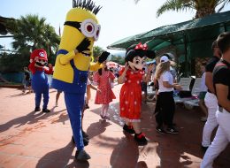 Çizgi Film Maskotları cizgi film maskotlari 1 İzmir Organizasyon Çizgi film maskotları, pelüş kıyafetler giyilerek profesyonel ekip arkadaşlarımız tarafından çizgi film karakterlerinin canlandırılması hizmetidir. İzmir Organizasyon olarak açılış organizasyonu ve doğum günü organizasyonlarının vazgeçilmezi olan çizgi film maskotu hizmetini, yılların deneyimi ve değişmeyen kalite anlayışımız ile vermeye devam ediyoruz. Şirinler, Temel Reis, Tazmanya Canavarı, Tweety, Tom ve Jerry, Bugs Bunny ve aklınıza gelebilecek birbirinden farklı çizgi film karakterleriyle etkinliğiniz de ‘Disneyland‘ havası yaşatıyoruz. Karakterine uygun kıyafetleri, makyajı, sevimli hareketleri ve eğlenceli danslarıyla kendine hayran bırakan çizgi film maskotları neredeyse her etkinlikte aranan yüzlerdir. Sadece maskotluk için özel olarak yetiştirilmiş ekip arkadaşlarımız, organizasyonun içeriğine göre ilgi çekici konseptler hazırlamaktadır. Çizgi film maskotu kostümleri ise eldiveninden şapkasına ayakkabından kıyafetine kadar özel hazırlanmaktadır. Gerçekleştirmek istediğiniz organizasyonlarınız da her türlü karaktere bürünebilen çizgi film maskotu ile eğlenceli ve unutulmaz bir gün geçirmeye hazır olun. Maskot Kiralama İzmir