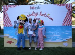 Çizgi Film Maskotları cizgi film maskotlari 4 İzmir Organizasyon Çizgi film maskotları, pelüş kıyafetler giyilerek profesyonel ekip arkadaşlarımız tarafından çizgi film karakterlerinin canlandırılması hizmetidir. İzmir Organizasyon olarak açılış organizasyonu ve doğum günü organizasyonlarının vazgeçilmezi olan çizgi film maskotu hizmetini, yılların deneyimi ve değişmeyen kalite anlayışımız ile vermeye devam ediyoruz. Şirinler, Temel Reis, Tazmanya Canavarı, Tweety, Tom ve Jerry, Bugs Bunny ve aklınıza gelebilecek birbirinden farklı çizgi film karakterleriyle etkinliğiniz de ‘Disneyland‘ havası yaşatıyoruz. Karakterine uygun kıyafetleri, makyajı, sevimli hareketleri ve eğlenceli danslarıyla kendine hayran bırakan çizgi film maskotları neredeyse her etkinlikte aranan yüzlerdir. Sadece maskotluk için özel olarak yetiştirilmiş ekip arkadaşlarımız, organizasyonun içeriğine göre ilgi çekici konseptler hazırlamaktadır. Çizgi film maskotu kostümleri ise eldiveninden şapkasına ayakkabından kıyafetine kadar özel hazırlanmaktadır. Gerçekleştirmek istediğiniz organizasyonlarınız da her türlü karaktere bürünebilen çizgi film maskotu ile eğlenceli ve unutulmaz bir gün geçirmeye hazır olun. Maskot Kiralama İzmir