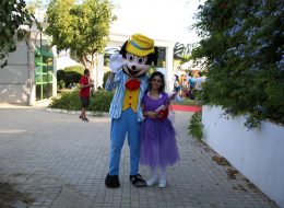 Çizgi Film Maskotları cizgi film maskotlari 5 İzmir Organizasyon Çizgi film maskotları, pelüş kıyafetler giyilerek profesyonel ekip arkadaşlarımız tarafından çizgi film karakterlerinin canlandırılması hizmetidir. İzmir Organizasyon olarak açılış organizasyonu ve doğum günü organizasyonlarının vazgeçilmezi olan çizgi film maskotu hizmetini, yılların deneyimi ve değişmeyen kalite anlayışımız ile vermeye devam ediyoruz. Şirinler, Temel Reis, Tazmanya Canavarı, Tweety, Tom ve Jerry, Bugs Bunny ve aklınıza gelebilecek birbirinden farklı çizgi film karakterleriyle etkinliğiniz de ‘Disneyland‘ havası yaşatıyoruz. Karakterine uygun kıyafetleri, makyajı, sevimli hareketleri ve eğlenceli danslarıyla kendine hayran bırakan çizgi film maskotları neredeyse her etkinlikte aranan yüzlerdir. Sadece maskotluk için özel olarak yetiştirilmiş ekip arkadaşlarımız, organizasyonun içeriğine göre ilgi çekici konseptler hazırlamaktadır. Çizgi film maskotu kostümleri ise eldiveninden şapkasına ayakkabından kıyafetine kadar özel hazırlanmaktadır. Gerçekleştirmek istediğiniz organizasyonlarınız da her türlü karaktere bürünebilen çizgi film maskotu ile eğlenceli ve unutulmaz bir gün geçirmeye hazır olun. İzmir Maskot Kiralama