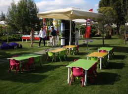 Çocuk Oturma Grubu Kiralama cocuk oturma grubu kiralama 10 İzmir Organizasyon Çocuk oturma grubu kiralama hizmeti İzmir Organizasyon firmamız tarafından gerçekleştirilmektedir. Çocuklar hepimiz için çok önemlidir. Anne babalarda çocuklarını doğum günü ve özel eğlencelerinde mümkün olduğunca mutlu etmek için elinden geleni yaparlar. İzmir organizasyonda burada devreye girip anne babaların üstündeki yükü alarak herkesin eğlenip mutlu olmasını sağlıyor. Bilirsiniz ki çocukların fizikleri büyüklerle bir değildir. Ama organizasyonda büyüklerin masa sandalyesinde oturmak zorunda kalır. Artık çocuklarında keyif ile oturup arkadaşlarıyla yiyip içip keyifli zaman geçirebileceği oturma grubu var. Birbirinden güzel rengarenk çocuk oturma grubumuz artık doğum günü organizasyonlarının vazgeçilmezi. Sadece doğum günü değil, bahçe partileri, düğün organizasyonu, sünnet organizasyonu, avm etkinlikleri, festival ve şenlik organizasyonları vb. organizasyonlarda çocukların kendi alanlarının olması hem küçükler hem büyükler için organizasyonun daha keyifli olmasını sağlar. Özel zamanlarınız için bize ulaşıp istediğiniz kadar çocuk masa sandalyesi kiralayabilirsiniz. Dilerseniz masa sandalye süslemesi, hatta atıştırmalık veya yemek içecek gibi ek hizmetlerde sunabiliriz. Ayrıca dilerseniz çocuk oturma grubunun nakliyesini ekstra olarak istediğiniz yere ulaştırabiliriz. Renkli Çocuk Masa ve Sandalyesi Kiralama İzmir