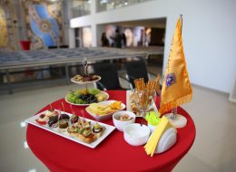 Coffee Break İkramları coffee break ikramlari 3 İzmir Organizasyon Coffee break ikramları; toplantı, seminer, konferans, sempozyum ve her türlü kurumsal organizasyonlarda kahve molalarında yapılan ikramlar bütünüdür. İzmir Organizasyon firmamız 15 yılı aşkın deneyimiyle açılış organizasyonu, doğum günü organizasyonu, açılış organizasyonu benzeri yıl dönümü organizasyonu, düğün organizasyonu vb. organizasyonlarda hizmet vermektedir. Profesyonel ekibi ve kaliteli ekipmanlarıyla A'dan Z'ye tüm ihtiyaçlarınıza, İzmir Organizasyon şirketimiz ayrıcalığıyla ulaşabilirsiniz. Başta İzmir olmak üzere, yakın çevresi, Ege Bölgesi ve Türkiye'nin dört bir noktasına hizmet veren şirketimiz, %100 müşteri memnuniyeti ilkesini hedeflemektedir. Coffee break ikramlarımız, organizasyonun yerine ve türüne göre çeşitlilik gösterip, pratik atıştırmalıklar, kanepeler, sandviçler, tatlı çeşitleri, sıcak ve soğuk içecekler şeklinde, bistro masalar ve kokteyl masalarında servis edilir. Kurumsal organizasyonların olmazsa olmazı coffee break ikramlarını İzmir Organizasyon 15 yıllık tecrübesi ile kaliteli ürünler, şık sunumlar ve güler yüzlü personeli ile sizlere sunuyor. Müşterilerimizin sağlığına, tercihlerine ve memnuniyetlerine özen göstererek dilediğiniz coffee break ikramlarını hazırlıyoruz. Coffee break ikramlarına ait fotoğraflarımızı inceleyebilir ve dilerseniz İzmir Organizasyon müşteri hizmetlerine ulaşarak detaylı bilgi elde edebilirsiniz. Coffee Break Menüleri