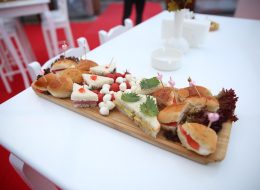 Coffee Break İkramları coffee break ikramlari 4 İzmir Organizasyon Coffee break ikramları; toplantı, seminer, konferans, sempozyum ve her türlü kurumsal organizasyonlarda kahve molalarında yapılan ikramlar bütünüdür. İzmir Organizasyon firmamız 15 yılı aşkın deneyimiyle açılış organizasyonu, doğum günü organizasyonu, açılış organizasyonu benzeri yıl dönümü organizasyonu, düğün organizasyonu vb. organizasyonlarda hizmet vermektedir. Profesyonel ekibi ve kaliteli ekipmanlarıyla A'dan Z'ye tüm ihtiyaçlarınıza, İzmir Organizasyon şirketimiz ayrıcalığıyla ulaşabilirsiniz. Başta İzmir olmak üzere, yakın çevresi, Ege Bölgesi ve Türkiye'nin dört bir noktasına hizmet veren şirketimiz, %100 müşteri memnuniyeti ilkesini hedeflemektedir. Coffee break ikramlarımız, organizasyonun yerine ve türüne göre çeşitlilik gösterip, pratik atıştırmalıklar, kanepeler, sandviçler, tatlı çeşitleri, sıcak ve soğuk içecekler şeklinde, bistro masalar ve kokteyl masalarında servis edilir. Kurumsal organizasyonların olmazsa olmazı coffee break ikramlarını İzmir Organizasyon 15 yıllık tecrübesi ile kaliteli ürünler, şık sunumlar ve güler yüzlü personeli ile sizlere sunuyor. Müşterilerimizin sağlığına, tercihlerine ve memnuniyetlerine özen göstererek dilediğiniz coffee break ikramlarını hazırlıyoruz. Coffee break ikramlarına ait fotoğraflarımızı inceleyebilir ve dilerseniz İzmir Organizasyon müşteri hizmetlerine ulaşarak detaylı bilgi elde edebilirsiniz. Ultra Lüks Coffee Break İkramları