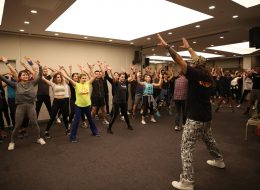 Decathlon Personel Motivasyonu Organizasyonu decathlon sirket ici eglence organizasyonu 1 İzmir Organizasyon Decathlon personel motivasyonu organizasyonu, Decathlon İzmir personelinin katılımıyla, Konak Best Western Plus Hotel'de gerçekleştirildi. Çalışanların motivasyonunu ve iş verimini artırmaya yönelik, belirli aralıklarla düzenlenen ofis içi temalı gün organizasyonlarında İzmir Organizasyon şirketimiz profesyonel hizmet vermektedir. Organizasyon sektöründe kendini kanıtlayan ve yıllardır hizmet veren firmamız başta İzmir olmak üzere, yakın çevresi ve Türkiye'nin dört bir noktasına ulaşmaktadır. %100 müşteri memnuniyetini hedefleyen şirketimiz, unutulmayacak organizasyonlara imza atmaktadır. Decathlon personel motivasyonu organizasyonu da büyük bir coşkuyla gerçekleştirildi. Decathlon firmasıyla yaptığımız ön görüşmelerde Şubat ayı içerisinde düzenlenecek, personel ve motivasyon günü için neler yapabileceğimiz üzerine uzun süre fikir alışverişinde bulunduk. Organizasyona katılım sağlayacak şirket personeli için ilk olarak yemek ve hemen ardından eğitim düzenlenecekti. Sonrasında ise zumba eğitmeniyle dans zamanı başlayacaktı. Gecenin sonlarına yaklaşırken eğlencenin dozunu daha da artırmayı planladık. İzmir Organizasyon firmamız profesyonel dj, ses ve ışık sistemi, zumba dans eğitmeni gibi hizmetlerle bu geceye renk katacaktı. Organizasyon saati belirlendikten sonra hazırlıklarımıza başlamıştık. Şirket İçinde Temalı Gün Etkinlikleri Organizasyonu