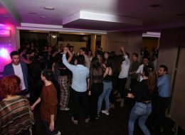 Decathlon Personel Motivasyonu Organizasyonu decathlon sirket ici eglence organizasyonu 12 İzmir Organizasyon Decathlon personel motivasyonu organizasyonu, Decathlon İzmir personelinin katılımıyla, Konak Best Western Plus Hotel'de gerçekleştirildi. Çalışanların motivasyonunu ve iş verimini artırmaya yönelik, belirli aralıklarla düzenlenen ofis içi temalı gün organizasyonlarında İzmir Organizasyon şirketimiz profesyonel hizmet vermektedir. Organizasyon sektöründe kendini kanıtlayan ve yıllardır hizmet veren firmamız başta İzmir olmak üzere, yakın çevresi ve Türkiye'nin dört bir noktasına ulaşmaktadır. %100 müşteri memnuniyetini hedefleyen şirketimiz, unutulmayacak organizasyonlara imza atmaktadır. Decathlon personel motivasyonu organizasyonu da büyük bir coşkuyla gerçekleştirildi. Decathlon firmasıyla yaptığımız ön görüşmelerde Şubat ayı içerisinde düzenlenecek, personel ve motivasyon günü için neler yapabileceğimiz üzerine uzun süre fikir alışverişinde bulunduk. Organizasyona katılım sağlayacak şirket personeli için ilk olarak yemek ve hemen ardından eğitim düzenlenecekti. Sonrasında ise zumba eğitmeniyle dans zamanı başlayacaktı. Gecenin sonlarına yaklaşırken eğlencenin dozunu daha da artırmayı planladık. İzmir Organizasyon firmamız profesyonel dj, ses ve ışık sistemi, zumba dans eğitmeni gibi hizmetlerle bu geceye renk katacaktı. Organizasyon saati belirlendikten sonra hazırlıklarımıza başlamıştık. Şirket İçi Eğlence Organizasyonu