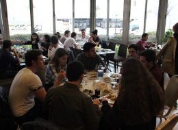 Decathlon Personel Motivasyonu Organizasyonu decathlon sirket ici eglence organizasyonu 15 İzmir Organizasyon Decathlon personel motivasyonu organizasyonu, Decathlon İzmir personelinin katılımıyla, Konak Best Western Plus Hotel'de gerçekleştirildi. Çalışanların motivasyonunu ve iş verimini artırmaya yönelik, belirli aralıklarla düzenlenen ofis içi temalı gün organizasyonlarında İzmir Organizasyon şirketimiz profesyonel hizmet vermektedir. Organizasyon sektöründe kendini kanıtlayan ve yıllardır hizmet veren firmamız başta İzmir olmak üzere, yakın çevresi ve Türkiye'nin dört bir noktasına ulaşmaktadır. %100 müşteri memnuniyetini hedefleyen şirketimiz, unutulmayacak organizasyonlara imza atmaktadır. Decathlon personel motivasyonu organizasyonu da büyük bir coşkuyla gerçekleştirildi. Decathlon firmasıyla yaptığımız ön görüşmelerde Şubat ayı içerisinde düzenlenecek, personel ve motivasyon günü için neler yapabileceğimiz üzerine uzun süre fikir alışverişinde bulunduk. Organizasyona katılım sağlayacak şirket personeli için ilk olarak yemek ve hemen ardından eğitim düzenlenecekti. Sonrasında ise zumba eğitmeniyle dans zamanı başlayacaktı. Gecenin sonlarına yaklaşırken eğlencenin dozunu daha da artırmayı planladık. İzmir Organizasyon firmamız profesyonel dj, ses ve ışık sistemi, zumba dans eğitmeni gibi hizmetlerle bu geceye renk katacaktı. Organizasyon saati belirlendikten sonra hazırlıklarımıza başlamıştık. Personel Motivasyonu Organizasyonu