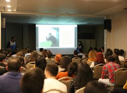 Decathlon Personel Motivasyonu Organizasyonu decathlon sirket ici eglence organizasyonu 18 İzmir Organizasyon Decathlon personel motivasyonu organizasyonu, Decathlon İzmir personelinin katılımıyla, Konak Best Western Plus Hotel'de gerçekleştirildi. Çalışanların motivasyonunu ve iş verimini artırmaya yönelik, belirli aralıklarla düzenlenen ofis içi temalı gün organizasyonlarında İzmir Organizasyon şirketimiz profesyonel hizmet vermektedir. Organizasyon sektöründe kendini kanıtlayan ve yıllardır hizmet veren firmamız başta İzmir olmak üzere, yakın çevresi ve Türkiye'nin dört bir noktasına ulaşmaktadır. %100 müşteri memnuniyetini hedefleyen şirketimiz, unutulmayacak organizasyonlara imza atmaktadır. Decathlon personel motivasyonu organizasyonu da büyük bir coşkuyla gerçekleştirildi. Decathlon firmasıyla yaptığımız ön görüşmelerde Şubat ayı içerisinde düzenlenecek, personel ve motivasyon günü için neler yapabileceğimiz üzerine uzun süre fikir alışverişinde bulunduk. Organizasyona katılım sağlayacak şirket personeli için ilk olarak yemek ve hemen ardından eğitim düzenlenecekti. Sonrasında ise zumba eğitmeniyle dans zamanı başlayacaktı. Gecenin sonlarına yaklaşırken eğlencenin dozunu daha da artırmayı planladık. İzmir Organizasyon firmamız profesyonel dj, ses ve ışık sistemi, zumba dans eğitmeni gibi hizmetlerle bu geceye renk katacaktı. Organizasyon saati belirlendikten sonra hazırlıklarımıza başlamıştık. Kurumsal Firma Organizasyonları