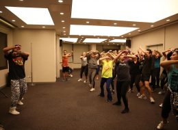 Decathlon Personel Motivasyonu Organizasyonu decathlon sirket ici eglence organizasyonu 3 İzmir Organizasyon Decathlon personel motivasyonu organizasyonu, Decathlon İzmir personelinin katılımıyla, Konak Best Western Plus Hotel'de gerçekleştirildi. Çalışanların motivasyonunu ve iş verimini artırmaya yönelik, belirli aralıklarla düzenlenen ofis içi temalı gün organizasyonlarında İzmir Organizasyon şirketimiz profesyonel hizmet vermektedir. Organizasyon sektöründe kendini kanıtlayan ve yıllardır hizmet veren firmamız başta İzmir olmak üzere, yakın çevresi ve Türkiye'nin dört bir noktasına ulaşmaktadır. %100 müşteri memnuniyetini hedefleyen şirketimiz, unutulmayacak organizasyonlara imza atmaktadır. Decathlon personel motivasyonu organizasyonu da büyük bir coşkuyla gerçekleştirildi. Decathlon firmasıyla yaptığımız ön görüşmelerde Şubat ayı içerisinde düzenlenecek, personel ve motivasyon günü için neler yapabileceğimiz üzerine uzun süre fikir alışverişinde bulunduk. Organizasyona katılım sağlayacak şirket personeli için ilk olarak yemek ve hemen ardından eğitim düzenlenecekti. Sonrasında ise zumba eğitmeniyle dans zamanı başlayacaktı. Gecenin sonlarına yaklaşırken eğlencenin dozunu daha da artırmayı planladık. İzmir Organizasyon firmamız profesyonel dj, ses ve ışık sistemi, zumba dans eğitmeni gibi hizmetlerle bu geceye renk katacaktı. Organizasyon saati belirlendikten sonra hazırlıklarımıza başlamıştık. Şirket İçi Eğlence Organizasyonu