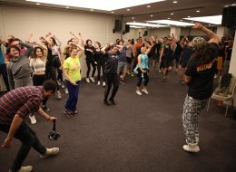 Decathlon Personel Motivasyonu Organizasyonu decathlon sirket ici eglence organizasyonu 4 İzmir Organizasyon Decathlon personel motivasyonu organizasyonu, Decathlon İzmir personelinin katılımıyla, Konak Best Western Plus Hotel'de gerçekleştirildi. Çalışanların motivasyonunu ve iş verimini artırmaya yönelik, belirli aralıklarla düzenlenen ofis içi temalı gün organizasyonlarında İzmir Organizasyon şirketimiz profesyonel hizmet vermektedir. Organizasyon sektöründe kendini kanıtlayan ve yıllardır hizmet veren firmamız başta İzmir olmak üzere, yakın çevresi ve Türkiye'nin dört bir noktasına ulaşmaktadır. %100 müşteri memnuniyetini hedefleyen şirketimiz, unutulmayacak organizasyonlara imza atmaktadır. Decathlon personel motivasyonu organizasyonu da büyük bir coşkuyla gerçekleştirildi. Decathlon firmasıyla yaptığımız ön görüşmelerde Şubat ayı içerisinde düzenlenecek, personel ve motivasyon günü için neler yapabileceğimiz üzerine uzun süre fikir alışverişinde bulunduk. Organizasyona katılım sağlayacak şirket personeli için ilk olarak yemek ve hemen ardından eğitim düzenlenecekti. Sonrasında ise zumba eğitmeniyle dans zamanı başlayacaktı. Gecenin sonlarına yaklaşırken eğlencenin dozunu daha da artırmayı planladık. İzmir Organizasyon firmamız profesyonel dj, ses ve ışık sistemi, zumba dans eğitmeni gibi hizmetlerle bu geceye renk katacaktı. Organizasyon saati belirlendikten sonra hazırlıklarımıza başlamıştık. Kurumsal Firma Organizasyonları