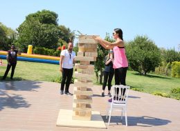 Dev Jenga dev jenga kiralama 4 İzmir Organizasyon Dev jenga kiralama hizmeti ile düzenlediğiniz tüm organizasyonlar da keyifli ve eğlenceli dakikalar yaşamak için İzmir Organizasyon firmamızdan profesyonel hizmet alabilirsiniz. Dev jenga kiralama; ahşap aynı boyutlarda hazırlanmış büyük blokların üst üste dizilmesi ile oluşturulur. Hazırlanan ahşap bloklar oyuna başlandığı andan itibaren tek tek çekilerek üste konur. Ahşap bloklarda dengenin sağlanması gereken dev jenga oyunu, kule yıkılana kadar devam eder. Kuleyi yıkan yarışmacı ise oyunu kaybeder. Bireysel ya da grup halinde oynayabileceğiniz dev jenga oyunu çok keyifli ve eğlenceli bir oyundur. İzmir Organizasyon firmamızdan talep edebileceğiniz dev jenga oyunu ile organizasyonlarınızı renklendirmek isterseniz profesyonel ekibimiz ile sizlere hizmet vermekten memnuniyet duyacağız. İzmir Organizasyon firmamızdan mekanik ve elektronik oyuncaklar, şişme oyun parkurları, ses sistemi, animasyon ekibi, süsleme hizmetleri ve daha pek çok hizmeti talep edebilirsiniz. Ayrıntılı bilgi almak için sismeoyuncak.com sayfamızı ziyaret edebilir ya da İzmir Organizasyon müşteri temsilcimize ulaşabilirsiniz. Mekanik ve Elektronik Oyuncak Temini Dev Jenga Kiralama İzmir
