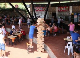 Dev Jenga dev jenga kiralama 8 İzmir Organizasyon Dev jenga kiralama hizmeti ile düzenlediğiniz tüm organizasyonlar da keyifli ve eğlenceli dakikalar yaşamak için İzmir Organizasyon firmamızdan profesyonel hizmet alabilirsiniz. Dev jenga kiralama; ahşap aynı boyutlarda hazırlanmış büyük blokların üst üste dizilmesi ile oluşturulur. Hazırlanan ahşap bloklar oyuna başlandığı andan itibaren tek tek çekilerek üste konur. Ahşap bloklarda dengenin sağlanması gereken dev jenga oyunu, kule yıkılana kadar devam eder. Kuleyi yıkan yarışmacı ise oyunu kaybeder. Bireysel ya da grup halinde oynayabileceğiniz dev jenga oyunu çok keyifli ve eğlenceli bir oyundur. İzmir Organizasyon firmamızdan talep edebileceğiniz dev jenga oyunu ile organizasyonlarınızı renklendirmek isterseniz profesyonel ekibimiz ile sizlere hizmet vermekten memnuniyet duyacağız. İzmir Organizasyon firmamızdan mekanik ve elektronik oyuncaklar, şişme oyun parkurları, ses sistemi, animasyon ekibi, süsleme hizmetleri ve daha pek çok hizmeti talep edebilirsiniz. Ayrıntılı bilgi almak için sismeoyuncak.com sayfamızı ziyaret edebilir ya da İzmir Organizasyon müşteri temsilcimize ulaşabilirsiniz. Şenlik Organizasyonu Dev Jenga Temini İzmir