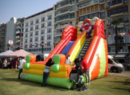 Dev Palyaço Kaydırak Kiralama dev palyaco kaydirak 6 İzmir Organizasyon Dev palyaço kaydırak çocukların her zaman severek oynadığı oyun parkurlarından biridir. Kaydıraktan tekrar tekrar kaymak için uzun kuyrukların oluştuğuna da çoğu zaman şahit oluruz. İzmir Organizasyon firması olarak organizasyonlarınız da daha keyifli ve eğlenceli vakit geçirmeniz için sizlere farklı hizmetler sunuyoruz. Animasyon ekibi servisi, survivor oyun parkuru kiralama, şişme oyuncak kiralama bu hizmetlerden bazılarıdır. Çocukların keyif alarak oynadığı şişme oyuncak oyun parkurları arasında bulunan palyaço kaydırak hizmetimiz; açılış organizasyonu, festival ve şenlik organizasyonu, piknik organizasyonu, sünnet organizasyonu, doğum günü organizasyonu gibi organizasyonlarda özellikle tercih edilir. İzmir Organizasyon bünyesinde bulunan dev palyaço kaydırak, özel kurumların yanında kamu sektöründeki açılış organizasyonlarında ve ramazan eğlenceleri gibi birbirinden farklı etkinliklerde kullanılır. Çocuklarınızın güvenli bir şekilde eğlenerek vakit geçirebileceği dev palyaço kaydırak şişme oyun parkurunu İzmir Organizasyon sizlerin hizmetine sunmaya devam etmektedir. Şişme Çocuk Oyuncakları Kiralama İzmir