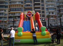 Dev Palyaço Kaydırak Kiralama dev palyaco kaydirak 7 İzmir Organizasyon Dev palyaço kaydırak çocukların her zaman severek oynadığı oyun parkurlarından biridir. Kaydıraktan tekrar tekrar kaymak için uzun kuyrukların oluştuğuna da çoğu zaman şahit oluruz. İzmir Organizasyon firması olarak organizasyonlarınız da daha keyifli ve eğlenceli vakit geçirmeniz için sizlere farklı hizmetler sunuyoruz. Animasyon ekibi servisi, survivor oyun parkuru kiralama, şişme oyuncak kiralama bu hizmetlerden bazılarıdır. Çocukların keyif alarak oynadığı şişme oyuncak oyun parkurları arasında bulunan palyaço kaydırak hizmetimiz; açılış organizasyonu, festival ve şenlik organizasyonu, piknik organizasyonu, sünnet organizasyonu, doğum günü organizasyonu gibi organizasyonlarda özellikle tercih edilir. İzmir Organizasyon bünyesinde bulunan dev palyaço kaydırak, özel kurumların yanında kamu sektöründeki açılış organizasyonlarında ve ramazan eğlenceleri gibi birbirinden farklı etkinliklerde kullanılır. Çocuklarınızın güvenli bir şekilde eğlenerek vakit geçirebileceği dev palyaço kaydırak şişme oyun parkurunu İzmir Organizasyon sizlerin hizmetine sunmaya devam etmektedir. Sivil Animatör Eşliğinde Palyaço Kaydırakta Eğlenceli Anlar