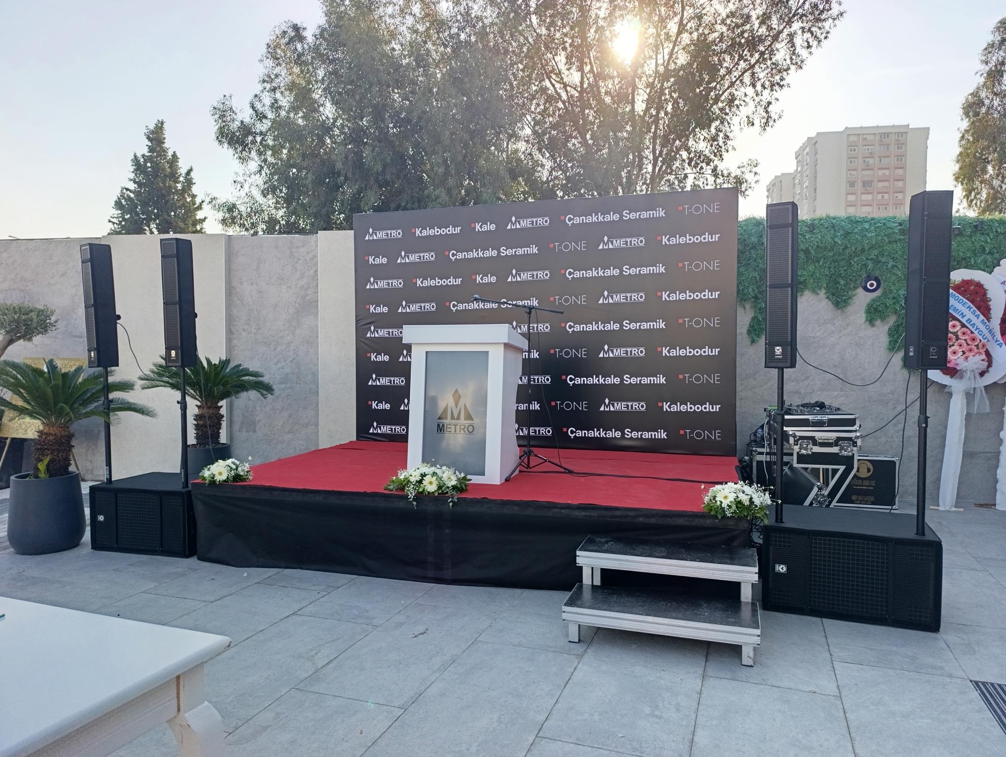 Dijital Ekranlı Akıllı Kürsü Kiralama – 43 İnç 4K UHD Ekran dijital ekranli akilli kursu kiralama 43 inc 4k uhd ekran 1 İzmir Organizasyon Lansman, kongre ve ödül törenlerinizde teknolojiyi prestijle buluşturun. Ön yüzündeki dikey 43 inç 4K Ultra HD ekran sayesinde firma logonuzu, konuşmacı ismini veya tanıtım filminizi oynatabileceğiniz yeni nesil dijital kürsü kiralama hizmeti. Statik baskı maliyetine son veren, USB ile anında görüntü değişimi sağlayan bu şık ve modern kürsü ile sahne hakimiyetini artırın. Sahne Üzeri Ekranlı Kürsü Kiralama izmir organizasyon