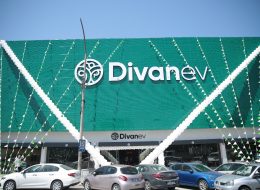 Divan Ev Açılış Organizasyonu & Balon Süsleme divan ev balon susleme 2 İzmir Organizasyon Daha öncede çalışmalarını yürüttüğümüz Divan Ev firma yetkilisi Fuat bey, İzmir Organizasyon şirketimize ulaşarak müşterilerine kendilerini özel hissetmelerini sağlayacak bir süsleme talep etti bizlerden İzmir’de olacak açılış organizasyonları için . İzmir Organizasyon şirketi olarak neler yapabileceğimiz üzerine kısa bir fikir alışverişinde bulunduk. Balon süsleme, bayrak süsleme, uçan balon süsleme gibi farklı süslemelerden bahsettik. Balon süslemede karar kıldıktan sonra İzmir Organizasyon ekibi olarak organizasyon tarihini beklemeye başladık. Divan Ev Açılış Organizasyonu & Balon Süsleme divan ev balon susleme 2 İzmir Organizasyon