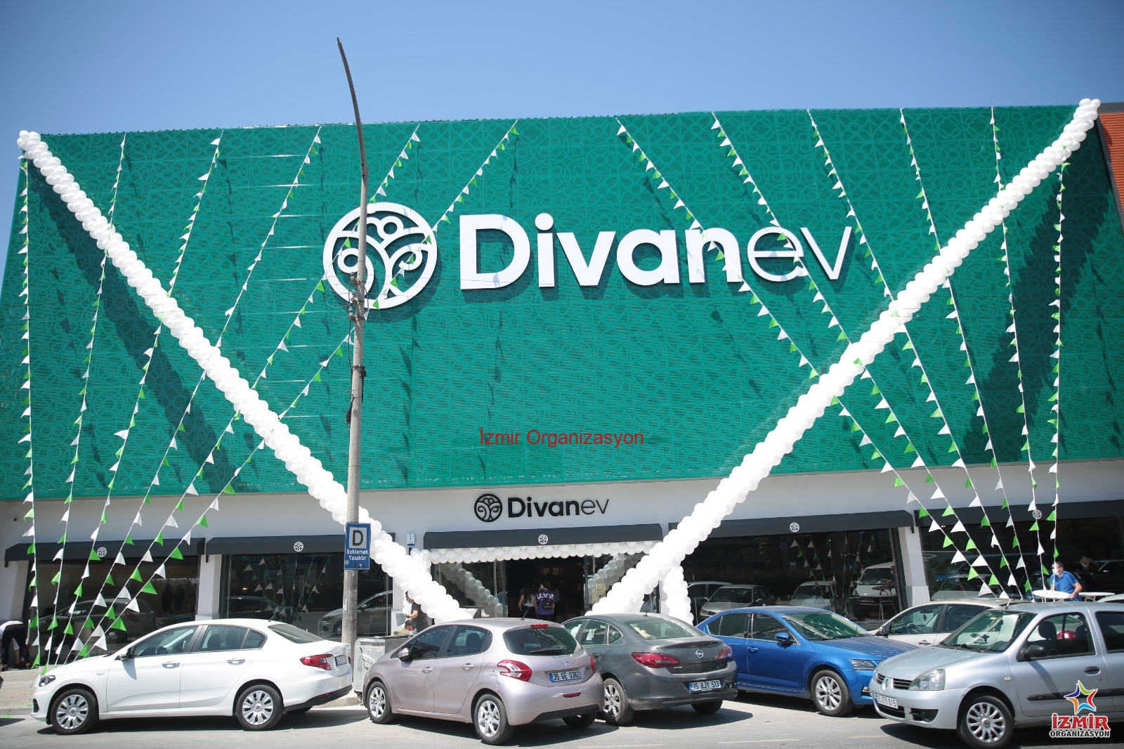 Zincir Balon Süsleme divan ev balon susleme 5 İzmir Organizasyon İş yerinizin açılışında veya kampanya dönemlerinde tüm gözleri üzerinize çekin! Kurumsal renklerinizle uyumlu, güneşe ve rüzgara dayanıklı profesyonel zincir balon süsleme hizmeti. Kapı takı (ark), sütun balon, bina cephesi veya cadde boyu süslemelerle; markanızın görünürlüğünü İzmir Organizasyon kalitesiyle maksimuma çıkarın. Zincir Balon Süsleme - Görsel 2