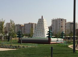 Diyarbakır Gençlik Festivali Organizasyonu Şişme Oyuncak Kiralama diyarbakir genclik festivali organizasyonu sisme oyuncak kiralama 1 İzmir Organizasyon Diyarbakır gençlik festivali organizasyonu şişme oyuncak kiralama hizmeti ile İzmir Organizasyon firmamız yolları aşarak eğlenceli bir organizasyona imza attı. Festival ve şenlik organizasyonu, piknik organizasyonu, doğum günü organizasyonu ve organizasyon alanında yıllardır hizmet veren İzmir Organizasyon 15 yılı aşkın deneyimiyle Türkiye'nin öncü organizasyon firmalarından biri olmuştur. Profesyonel ekibi ve kaliteli ekipmanlarıyla İzmir, Ege Bölgesi ve Türkiye'nin dört bir noktasına ulaşan ekibimiz kusursuz bir günün kapılarını aralamaktadır. Diyarbakır gençlik festivali organizasyonu şişme oyuncak kiralama hizmeti ile İzmir Organizasyon firmamız şişme oyun parkurlarıyla hizmet verdi. Tedarikçi firmanın, İzmir Organizasyon firmamıza ulaşmasıyla başlayan bu eğlenceli yolculukta organizasyona dair görüşmelerimiz uzun süre devam etti. Diyarbakır gençlik festivali organizasyonu şişme oyuncak kiralama hizmeti kapsamında yer vereceğimiz şişme oyuncaklar günler öncesinden belirlendi ve ekibimiz tarafından kontrolleri yapıldı. Diyarbakır Şişme Oyuncak Kiralama