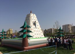 Diyarbakır Gençlik Festivali Organizasyonu Şişme Oyuncak Kiralama diyarbakir genclik festivali organizasyonu sisme oyuncak kiralama 10 İzmir Organizasyon Diyarbakır gençlik festivali organizasyonu şişme oyuncak kiralama hizmeti ile İzmir Organizasyon firmamız yolları aşarak eğlenceli bir organizasyona imza attı. Festival ve şenlik organizasyonu, piknik organizasyonu, doğum günü organizasyonu ve organizasyon alanında yıllardır hizmet veren İzmir Organizasyon 15 yılı aşkın deneyimiyle Türkiye'nin öncü organizasyon firmalarından biri olmuştur. Profesyonel ekibi ve kaliteli ekipmanlarıyla İzmir, Ege Bölgesi ve Türkiye'nin dört bir noktasına ulaşan ekibimiz kusursuz bir günün kapılarını aralamaktadır. Diyarbakır gençlik festivali organizasyonu şişme oyuncak kiralama hizmeti ile İzmir Organizasyon firmamız şişme oyun parkurlarıyla hizmet verdi. Tedarikçi firmanın, İzmir Organizasyon firmamıza ulaşmasıyla başlayan bu eğlenceli yolculukta organizasyona dair görüşmelerimiz uzun süre devam etti. Diyarbakır gençlik festivali organizasyonu şişme oyuncak kiralama hizmeti kapsamında yer vereceğimiz şişme oyuncaklar günler öncesinden belirlendi ve ekibimiz tarafından kontrolleri yapıldı. Şenlik ve Festival Organizasyonu Şişme Oyuncak Kiralama Diyarbakır