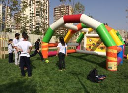 Diyarbakır Gençlik Festivali Organizasyonu Şişme Oyuncak Kiralama diyarbakir genclik festivali organizasyonu sisme oyuncak kiralama 9 İzmir Organizasyon Diyarbakır gençlik festivali organizasyonu şişme oyuncak kiralama hizmeti ile İzmir Organizasyon firmamız yolları aşarak eğlenceli bir organizasyona imza attı. Festival ve şenlik organizasyonu, piknik organizasyonu, doğum günü organizasyonu ve organizasyon alanında yıllardır hizmet veren İzmir Organizasyon 15 yılı aşkın deneyimiyle Türkiye'nin öncü organizasyon firmalarından biri olmuştur. Profesyonel ekibi ve kaliteli ekipmanlarıyla İzmir, Ege Bölgesi ve Türkiye'nin dört bir noktasına ulaşan ekibimiz kusursuz bir günün kapılarını aralamaktadır. Diyarbakır gençlik festivali organizasyonu şişme oyuncak kiralama hizmeti ile İzmir Organizasyon firmamız şişme oyun parkurlarıyla hizmet verdi. Tedarikçi firmanın, İzmir Organizasyon firmamıza ulaşmasıyla başlayan bu eğlenceli yolculukta organizasyona dair görüşmelerimiz uzun süre devam etti. Diyarbakır gençlik festivali organizasyonu şişme oyuncak kiralama hizmeti kapsamında yer vereceğimiz şişme oyuncaklar günler öncesinden belirlendi ve ekibimiz tarafından kontrolleri yapıldı. Şut Becerisi Şişme Oyuncakta Rekabet Dolu Anlar