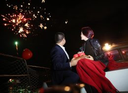 Doğum Günü Organizasyonu dogum gunu organizasyonu 12 İzmir Organizasyon Doğum Günü Organizasyonu Yediden yetmişe her yaş grubu için düzenlediğimiz, planladığımız organizasyondur. Sivil ve kostümlü animatör ( batman, superman, spiderman, kovboy vs. ), peluş maskot ( angrybird, tom ve jerry, minnie mouse, mickey mouse, sünger bob, şirinler vs. ), sunucu, servis elemanı, host, hostes temini hizmetlerimizden yararlanabilirsiniz. Çeşitli balon süsleme tekniklerimizle ( papatya balon, dikme balon, zincir balon, uçan balon, ledli uçan balon, zeplin balon, folyo balon vs. ), tül, kumaş ve çiçek süslemeyle doğum günü mekanını süslüyor, güzelleştiriyoruz. İzmir Teknede Doğum Günü Organizasyonu