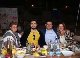 Doğum Günü Organizasyonu dogum gunu organizasyonu 17 İzmir Organizasyon Doğum Günü Organizasyonu Yediden yetmişe her yaş grubu için düzenlediğimiz, planladığımız organizasyondur. Sivil ve kostümlü animatör ( batman, superman, spiderman, kovboy vs. ), peluş maskot ( angrybird, tom ve jerry, minnie mouse, mickey mouse, sünger bob, şirinler vs. ), sunucu, servis elemanı, host, hostes temini hizmetlerimizden yararlanabilirsiniz. Çeşitli balon süsleme tekniklerimizle ( papatya balon, dikme balon, zincir balon, uçan balon, ledli uçan balon, zeplin balon, folyo balon vs. ), tül, kumaş ve çiçek süslemeyle doğum günü mekanını süslüyor, güzelleştiriyoruz. Yetişkin Doğum Günü Organizasyonu