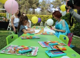 Doğum Günü Organizasyonu dogum gunu organizasyonu 18 İzmir Organizasyon Doğum Günü Organizasyonu Yediden yetmişe her yaş grubu için düzenlediğimiz, planladığımız organizasyondur. Sivil ve kostümlü animatör ( batman, superman, spiderman, kovboy vs. ), peluş maskot ( angrybird, tom ve jerry, minnie mouse, mickey mouse, sünger bob, şirinler vs. ), sunucu, servis elemanı, host, hostes temini hizmetlerimizden yararlanabilirsiniz. Çeşitli balon süsleme tekniklerimizle ( papatya balon, dikme balon, zincir balon, uçan balon, ledli uçan balon, zeplin balon, folyo balon vs. ), tül, kumaş ve çiçek süslemeyle doğum günü mekanını süslüyor, güzelleştiriyoruz. Konseptli Çocuk Doğum Günü Organizasyonu