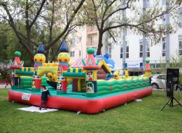 Doğum Günü Organizasyonu dogum gunu organizasyonu 25 İzmir Organizasyon Doğum Günü Organizasyonu Yediden yetmişe her yaş grubu için düzenlediğimiz, planladığımız organizasyondur. Sivil ve kostümlü animatör ( batman, superman, spiderman, kovboy vs. ), peluş maskot ( angrybird, tom ve jerry, minnie mouse, mickey mouse, sünger bob, şirinler vs. ), sunucu, servis elemanı, host, hostes temini hizmetlerimizden yararlanabilirsiniz. Çeşitli balon süsleme tekniklerimizle ( papatya balon, dikme balon, zincir balon, uçan balon, ledli uçan balon, zeplin balon, folyo balon vs. ), tül, kumaş ve çiçek süslemeyle doğum günü mekanını süslüyor, güzelleştiriyoruz. İzmir Doğum Günü Organizasyonu