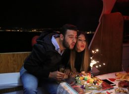 Doğum Günü Organizasyonu dogum gunu organizasyonu 26 İzmir Organizasyon Doğum Günü Organizasyonu Yediden yetmişe her yaş grubu için düzenlediğimiz, planladığımız organizasyondur. Sivil ve kostümlü animatör ( batman, superman, spiderman, kovboy vs. ), peluş maskot ( angrybird, tom ve jerry, minnie mouse, mickey mouse, sünger bob, şirinler vs. ), sunucu, servis elemanı, host, hostes temini hizmetlerimizden yararlanabilirsiniz. Çeşitli balon süsleme tekniklerimizle ( papatya balon, dikme balon, zincir balon, uçan balon, ledli uçan balon, zeplin balon, folyo balon vs. ), tül, kumaş ve çiçek süslemeyle doğum günü mekanını süslüyor, güzelleştiriyoruz. Doğum Günü Organizasyonu