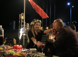 Doğum Günü Organizasyonu dogum gunu organizasyonu 27 İzmir Organizasyon Doğum Günü Organizasyonu Yediden yetmişe her yaş grubu için düzenlediğimiz, planladığımız organizasyondur. Sivil ve kostümlü animatör ( batman, superman, spiderman, kovboy vs. ), peluş maskot ( angrybird, tom ve jerry, minnie mouse, mickey mouse, sünger bob, şirinler vs. ), sunucu, servis elemanı, host, hostes temini hizmetlerimizden yararlanabilirsiniz. Çeşitli balon süsleme tekniklerimizle ( papatya balon, dikme balon, zincir balon, uçan balon, ledli uçan balon, zeplin balon, folyo balon vs. ), tül, kumaş ve çiçek süslemeyle doğum günü mekanını süslüyor, güzelleştiriyoruz. İzmir Doğum Günü Organizasyonu