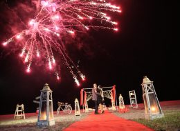 Doğum Günü Organizasyonu dogum gunu organizasyonu 28 İzmir Organizasyon Doğum Günü Organizasyonu Yediden yetmişe her yaş grubu için düzenlediğimiz, planladığımız organizasyondur. Sivil ve kostümlü animatör ( batman, superman, spiderman, kovboy vs. ), peluş maskot ( angrybird, tom ve jerry, minnie mouse, mickey mouse, sünger bob, şirinler vs. ), sunucu, servis elemanı, host, hostes temini hizmetlerimizden yararlanabilirsiniz. Çeşitli balon süsleme tekniklerimizle ( papatya balon, dikme balon, zincir balon, uçan balon, ledli uçan balon, zeplin balon, folyo balon vs. ), tül, kumaş ve çiçek süslemeyle doğum günü mekanını süslüyor, güzelleştiriyoruz. İzmir Doğum Günü Organizasyonu