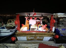 Doğum Günü Organizasyonu dogum gunu organizasyonu 30 İzmir Organizasyon Doğum Günü Organizasyonu Yediden yetmişe her yaş grubu için düzenlediğimiz, planladığımız organizasyondur. Sivil ve kostümlü animatör ( batman, superman, spiderman, kovboy vs. ), peluş maskot ( angrybird, tom ve jerry, minnie mouse, mickey mouse, sünger bob, şirinler vs. ), sunucu, servis elemanı, host, hostes temini hizmetlerimizden yararlanabilirsiniz. Çeşitli balon süsleme tekniklerimizle ( papatya balon, dikme balon, zincir balon, uçan balon, ledli uçan balon, zeplin balon, folyo balon vs. ), tül, kumaş ve çiçek süslemeyle doğum günü mekanını süslüyor, güzelleştiriyoruz. Doğum Günü Organizasyonu