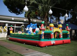 Doğum Günü Organizasyonu dogum gunu organizasyonu 31 İzmir Organizasyon Doğum Günü Organizasyonu Yediden yetmişe her yaş grubu için düzenlediğimiz, planladığımız organizasyondur. Sivil ve kostümlü animatör ( batman, superman, spiderman, kovboy vs. ), peluş maskot ( angrybird, tom ve jerry, minnie mouse, mickey mouse, sünger bob, şirinler vs. ), sunucu, servis elemanı, host, hostes temini hizmetlerimizden yararlanabilirsiniz. Çeşitli balon süsleme tekniklerimizle ( papatya balon, dikme balon, zincir balon, uçan balon, ledli uçan balon, zeplin balon, folyo balon vs. ), tül, kumaş ve çiçek süslemeyle doğum günü mekanını süslüyor, güzelleştiriyoruz. Doğum Günü Organizasyonu