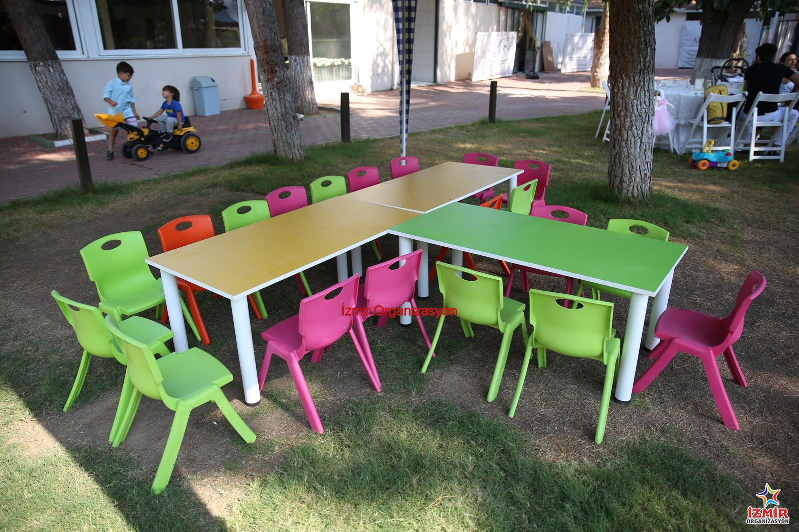 Çocuk Masa ve Sandalyesi Kiralama dogum gunu organizasyonu 32 İzmir Organizasyon Çocuk etkinlikleri için renkli masa ve sandalye kiralama. Anaokulu şenlikleri, doğum günü partileri ve atölye çalışmaları için çocuk ergonomisine uygun, güvenli mobilyalar. İzmir içi uygun fiyatlı çocuk oturma grubu kiralama. Çocuk Oturma Grubu Kiralama