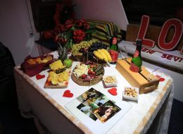 Doğum Günü Organizasyonu dogum gunu organizasyonu 37 İzmir Organizasyon Doğum Günü Organizasyonu Yediden yetmişe her yaş grubu için düzenlediğimiz, planladığımız organizasyondur. Sivil ve kostümlü animatör ( batman, superman, spiderman, kovboy vs. ), peluş maskot ( angrybird, tom ve jerry, minnie mouse, mickey mouse, sünger bob, şirinler vs. ), sunucu, servis elemanı, host, hostes temini hizmetlerimizden yararlanabilirsiniz. Çeşitli balon süsleme tekniklerimizle ( papatya balon, dikme balon, zincir balon, uçan balon, ledli uçan balon, zeplin balon, folyo balon vs. ), tül, kumaş ve çiçek süslemeyle doğum günü mekanını süslüyor, güzelleştiriyoruz. Teknede Doğum Günü Organizasyonu Masa Süsleme